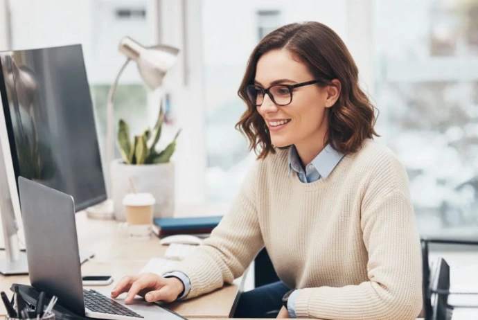 Working on PC - Office - Employee - Anoglobe